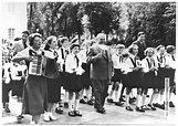 Wilhelm Pieck feiert mit Jungen Pionieren den Internationalen Kindertag ...