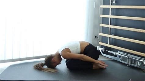 Doch welche übungen lassen sich auch zuhause und ohne geräte ausführen? Yoga-Übungen für Zuhause: 10 Stellungen für Einsteiger ...