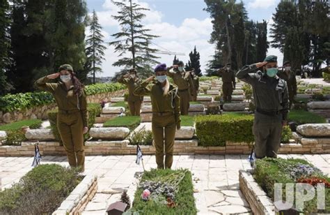 Photo Israeli Soldiers Salute Graves Of Fallen Soldiers