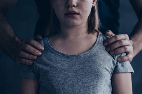 Sarthe Deux Filles Agressées Sexuellement Par Leur Père Et Leur Grand
