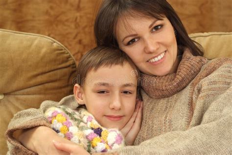 Belle Maman Avec Du Charme Avec Son Fils Photo Stock Image Du Femelle