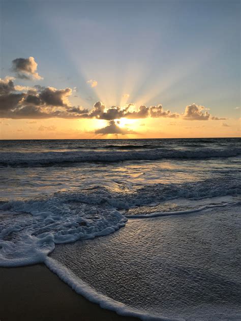 Peaceful sunrise over the ocean : MostBeautiful