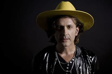 Coti, cantante y compositor argentino. Coti adelanta parte de su nuevo disco con "Por ahí ...