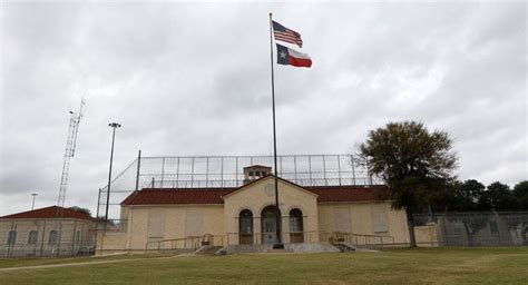 North Texas Federal Prison Guards Who Had Sex With Inmates Cut Deals To