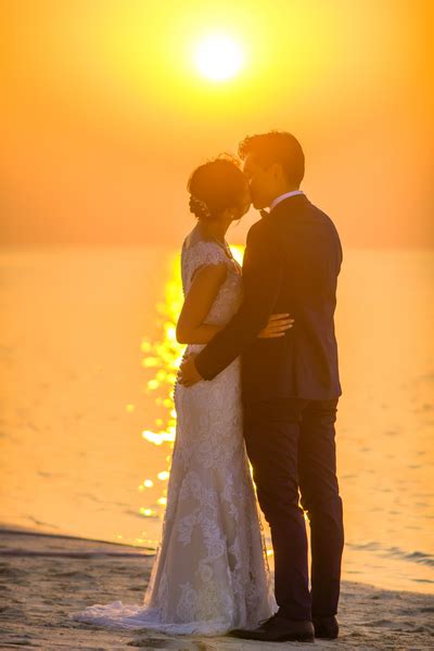Free Man And Woman Kissing Under Sunset Nohatcc