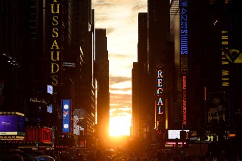 Manhattanhenge Thousands Gather To See Setting Sun Aligning With New