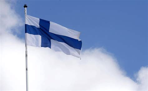 Suomen Lippu Täyttää Tänään Sata Vuotta Siniristi On Kompromissi