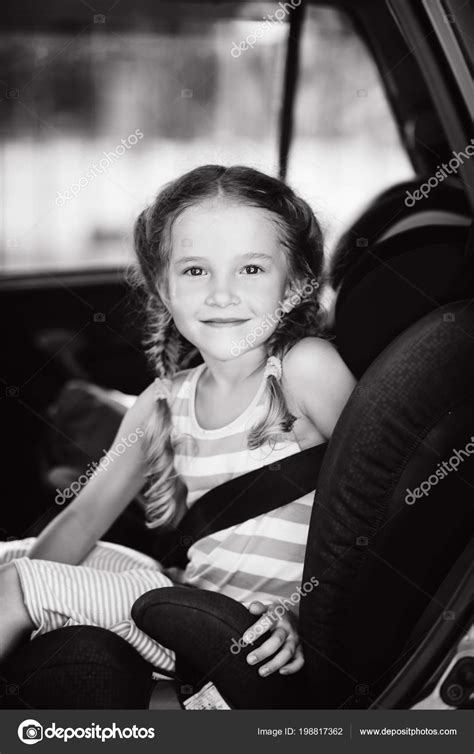 niña asiento del coche verano fotografía de stock © reanas 198817362 depositphotos