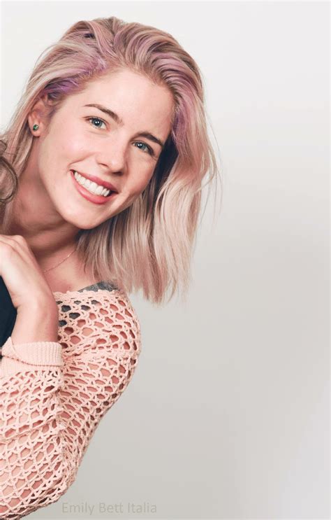 Emily Bett Rickards Awesome Profile Pics Whatsapp Images