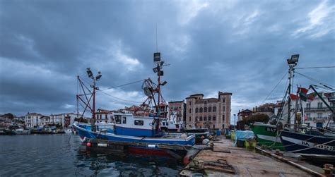 C'est un vrai port de carte postale avec ses bateaux peints de. LE PORT DE SAINT JEAN DE LUZ photo et image | nature, port ...