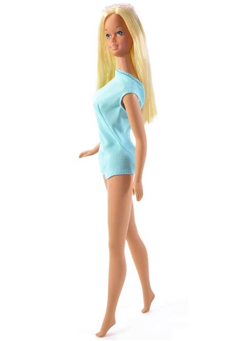 Malibu Barbie Malibu Barbie Sort En 1971 Elle Porte La Mini Jupe Qui Vient Dêtre Imaginée