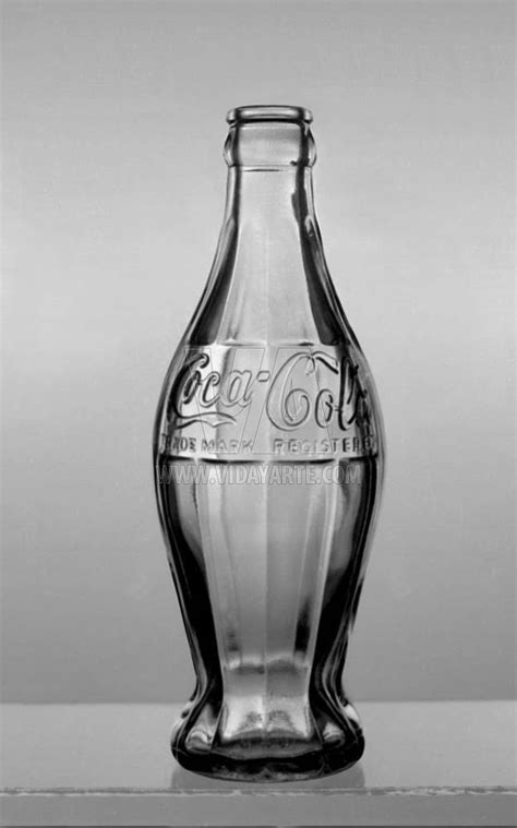 coca cola celebra 100 años de su botella Única vida y arte