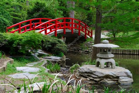 Red Bridge In Japanese Garden — Stock Photo © Kzlobastov 11369369