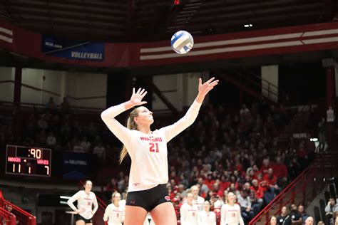 Volleyball Badgers Cruise To Sixth Straight Sweet 16 With Wins Over