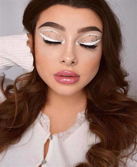 These White Eyeliner Makeup Looks For Fall Will Refresh Your Moody Beauty Routine White