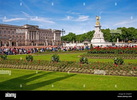 Buckingham Palace And Victoria Memorial London England Stock Photo