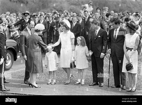 Jacqueline Kennedy begrüßt Königin Elizabeth II Bei der Ankunft in