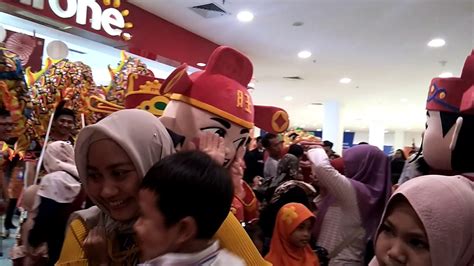 Use them in commercial designs under lifetime, perpetual & worldwide rights. MARGO CITY DEPOK barongsai heboh di kejar2 ribuan warga ...