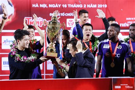 Cúp quốc gia bamboo airways 2021. Bầu Hiển đeo huy chương cho vợ và con trai mừng danh hiệu ...