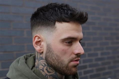 Passer aux principaux résultats de recherche. 2019 Coupes de cheveux pour hommes: Faux Hawk - Univers ...