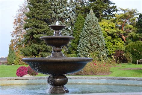 Las fuentes de agua deben ajustarse al espacio disponible. Ideas para decorar el jardín con fuentes | Jardineria On