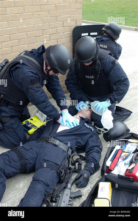 Police Medic Hi Res Stock Photography And Images Alamy