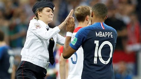 Pussy Riot So Störten Sie Als Stadionflitzer Das Wm Finale Frankreich Gegen Kroatien