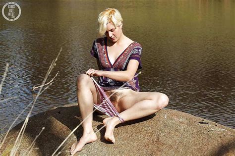 Australian Blondie Finger Ihre Haarige Muschi Im Freien Porno Bilder
