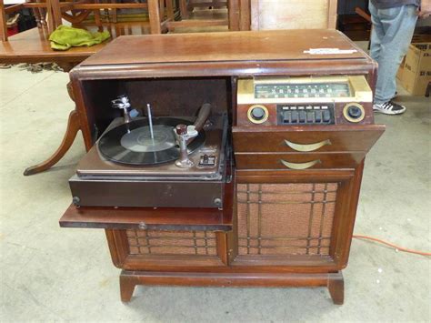 Lot 143 Vintage Rca Victor Tube Radio And Phonograph In Cabinet Norcal Online Estate Auctions