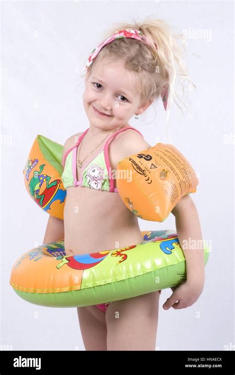 Maedchen Im Bikini Mit Schwimmfluegeln Und Schwimmreifen Girl In Summer With Floating Tyre And