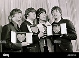 Los Beatles con su variedad de premios Club de marzo de 1964 L R Ringo ...