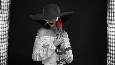 Edycja Tapety Czarno Biała Postać Kobiety Z Czerwoną Różą