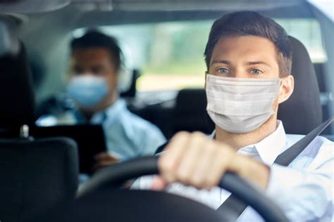 Foto Mengapa Kita Harus Tetap Memakai Masker Di Dalam Mobil Ini