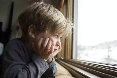 三种信号提示抑郁症，父母做好四点，让孩子离抑郁更远一点！