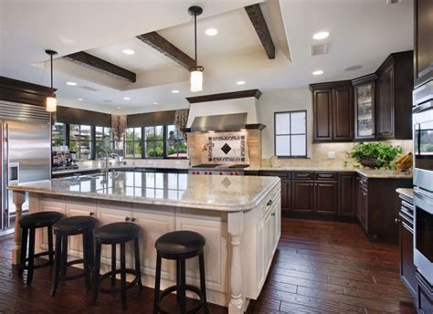 Oak floors can look great left their natural color as you can see in this photo… on that note, red/brown shaded stains like walnut and chestnut have a very warming, homey i have colonial maple color kitchen cabinets, but dont want to continue with the country type look, my style is modern. 30 Classy Projects With Dark Kitchen Cabinets | Home ...
