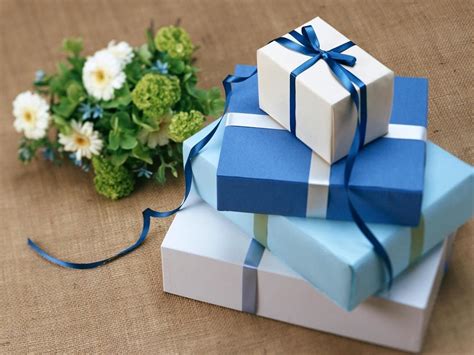 Gift ideas for wedding sponsors. 20 Wedding Gift Ideas for 2021 - Joy