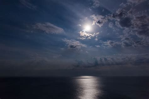 Mond Meer Und Himmel Kostenloses Stock Bild Public Domain Pictures