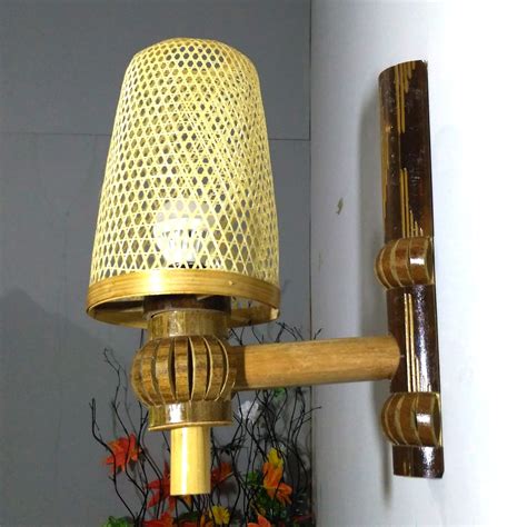 Cara mudah membuat kap lampu dari anyaman bambu lem kayu : Wadah Lampu Hias Anyaman : Hiasan Lampu Kap Lampu Bambu ...