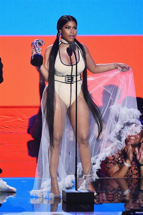 Mtv Vmas Nicki Minaj Flaunts Curvaceous Derri Re And Incredible