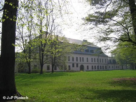 Hotelový dům k2 se nachází v blízkosti centra valašského meziříčí, cca 200 metrů od autobusového nádraží. Kompozitní dřevo : Mountfield valašské meziříčí