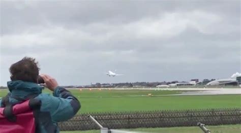 Watch Plane Bounces Off Runway As Pilot Abandons Landing