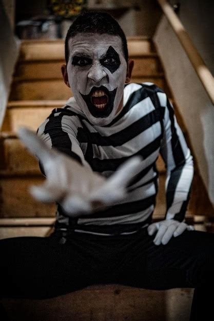 Premium Photo Vertical Shot Of A Male In A Mime Costume Posing With A Scary Expression