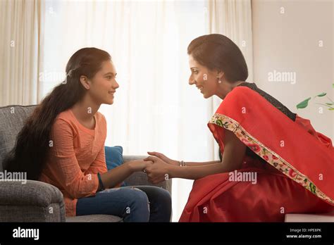 La Madre En Un Rojo Sari Hablando Con Su Hija En El Salón Fotografía