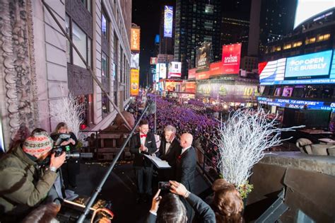 Times Square Nyc New Year S Eve Around The World New Year Photos My