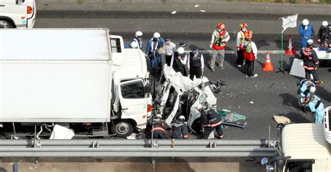車4台が事故、トラックに挟まれ女性と子ども計3人死亡：朝日新聞デジタル