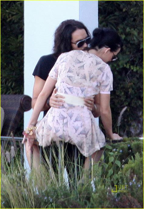 photo katy perry russell brand kissing 15 photo 2294001 just jared