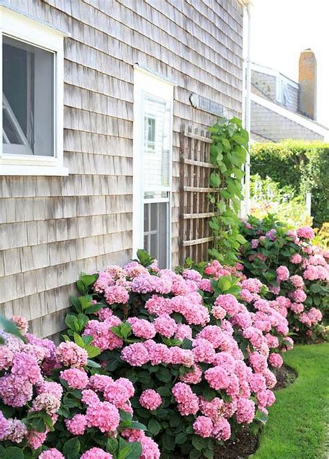 Gorgeous front yard landscaping ideas. Impressive Front Porch Landscaping Ideas to Increase Your Home Beautiful 02 - GooDSGN