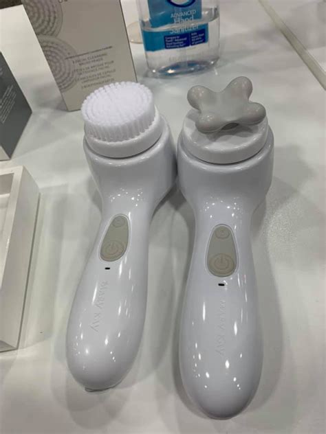 The results below show under ultraviolet light that the skinvigorate cleansing brush side is clearly cleaner. The NEW Skinvigorate brush concept from Mary Kay | Mary ...