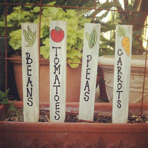 Whether your garden covers sprawling acres or fits in a pot on your windowsill, give it a touch of personal flair with these beautiful diy garden markers. 10 Creative DIY Garden Marker Crafts | Home Design, Garden ...