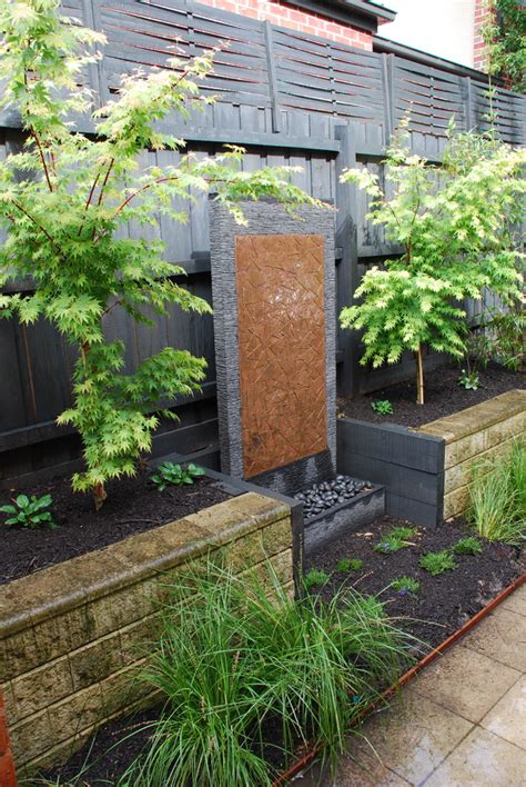 It features a towering hedge that serves as an organic art gallery wall complete with an outdoor tv modern zen california backyard. 49 Amazing Outdoor Water Walls For Your Backyard - DigsDigs
